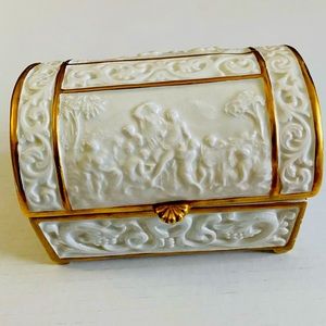 Vintage Capo Impero Ardalt Trinket Covered Dresser Box Scallop Cream Embossed